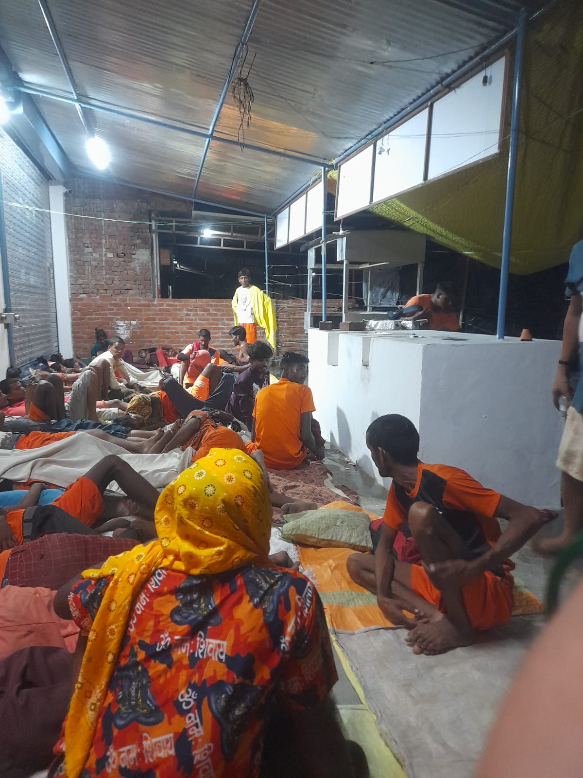 कंवर में शिव भक्तों ने रामायण वैदिक एजुकेशन फाउंडेशन परिवार द्वारा कार्यालय परिसर में रुकने के लिए विद्युत और जल की व्यवस्था की गई