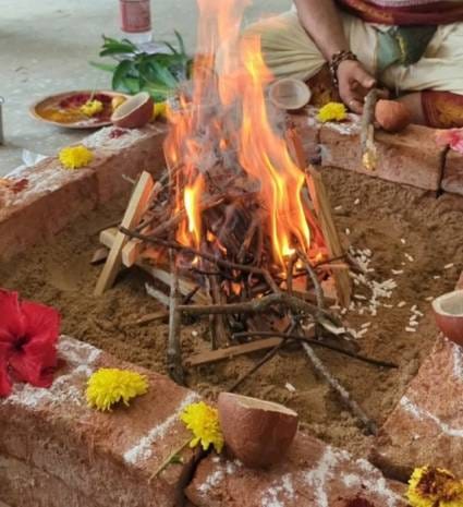 यज्ञ का आयोजन किया गया जिसमे श्री रामायण वैदिक एजुकेशन फाउंडेशन परिवार द्वारा सक्रिय भाग लिया गया